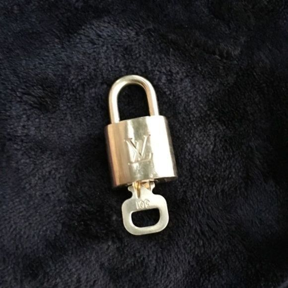 AUTHENTIC Near Mint Louis Vuitton lock and key - Picture 10 of 11